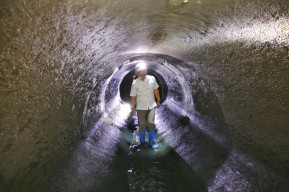 Wali Kota Eri Cek Pengerjaan Crossing Saluran hingga Nyemplung ke Gorong-gorong