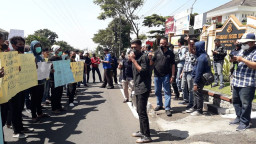 Dua Aksi Massa Ngeluruk Kejaksaan Negeri Batu