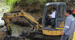 Wakil Wali Kota Malang Terjun Langsung Keruk Sedimen dengan Operasikan Alat Berat