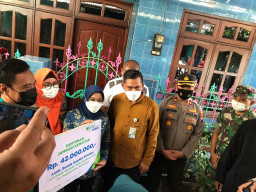 Istri Wali Kota Surabaya Serahkan Manfaat Program BPJS Ketenagakerjaan