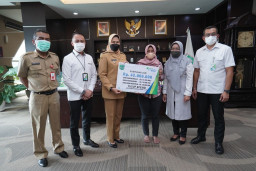 Wali Kota Batu Serahkan Santunan Peserta JKK dan Beasiswa dari BPJS Ketenagakerjaan