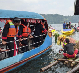 Larung Saji 1 Suro, 2.000 Wisatawan Banjiri Telaga Ngebel Ponorogo