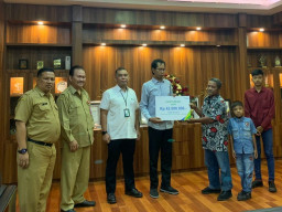 Ketua DPRD Surabaya Serahkan Manfaat Kepesertaan BPJS Ketenagakerjaan