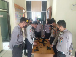 Satsamapta Polres Batu Gelar Latihan Teknik Bongkar Pasang Senpi SS1V2