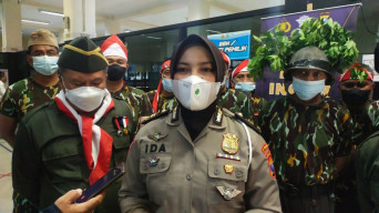 Kenang Jasa Pahlawan, Petugas Samsat Surabaya Selatan Kenakan Baju Pejuang