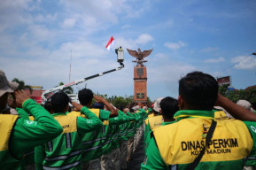Petugas Pertamanan di Kota Madiun Kibarkan Bendera dengan Crane