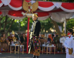 Kenakan Pakaian Adat, Direktur Jatim Park 3 Didapuk Sebagai Pemimpin Upacara