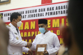 HUT ke-77 RI, Walikota Madiun Serahkan SK Remisi di Lapas Pemuda Madiun