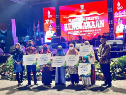 Di HUT RI ke-77, Bupati Ngawi Serahkan Manfaat Kepesertaan BPJAMSOSTEK