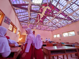 Ironis! SD di Ponorogo Ini Pakai Terpal untuk Atap