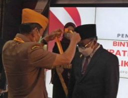 Wali Kota Malang Terima Pengharhaan Bintang Veteran dari LVRI