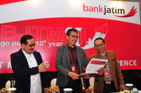 Kinerja Keuangan Optimal, Bank Jatim Raih Penghargaan Indonesia Best Bank 2022