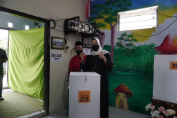 Pilkades Serentak, Walikota Batu Berikan Hak Suara di TPS 23 Jalan Lahor Kota Batu