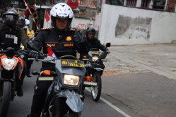 Kapolres Batu Naiki Sepeda Motor Berkeliling Cek Pemungutan Suara