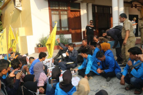 Cara Unik Pimpinan DPRD Ponorogo Redam Emosi Demonstran BBM Naik