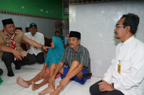 Wabup Subandi Jenguk Pasutri Lansia Asal Balongbendo yang Menderita Lumpuh Kaki