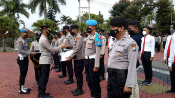 Kapolres Batu Berikan Reward ke 3 Perwira dan 15 Bintara Berprestasi