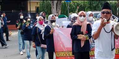 Bawa Sejumlah Poster, Ratusan AKP Datangi Mapolres Lamongan