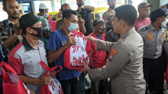Peduli Dampak Kenaikan BBM, Polres Ponorogo Bagi-Bagi Sembako ke Sopir Angkot