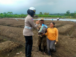 Jelang HUT Lantas Ke-67, Satlantas Polres Batu Blusukan Bagikan Sembako