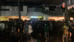 6 Kali Kalah dari 10 Laga, Bonek Geruduk Kantor Manajemen di Jalan  Hayam Wuruk