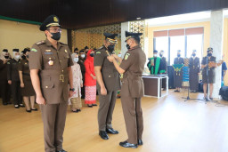 Kajari Surabaya Pimpin Sertijab Kasi Pidana Umum