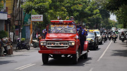 Masyarakat Kota Batu Sambut Antusias Kirab Bendera Pataka Jer Basuki Mawa Beya
