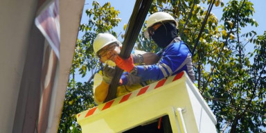 Program Rebo Rapi, Wali Kota Sutiaji Turun Langsung Rapikan Kabel Semrawut