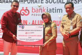 Bank Jatim Serahkan Bantuan Revitalisasi Alun-Alun Jombang
