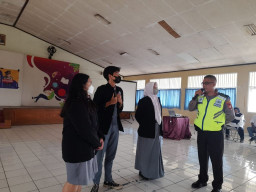 Satlantas Polresto Bekasi Kota Gelar 'Police Go To School' di SMA Yadika 8
