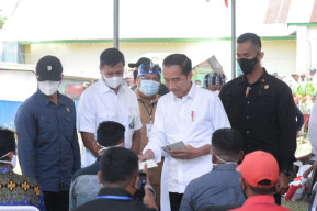 Presiden Serahkan BSU Bagi Peserta BPJS Ketenagakerjaan di Baubau dan Buton
