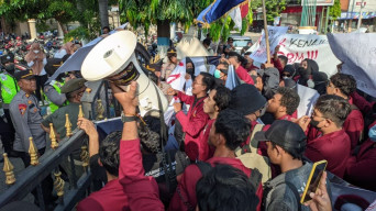 Kecewa Jalan Rusak, Ratusan Mahasiswa Lurug Kantor Bupati Ponorogo
