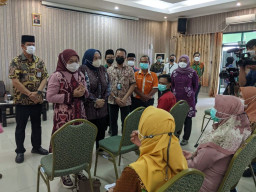 Menaker Serahkan BSU Peserta BPJS Ketenagakerjaan di Jawa Timur