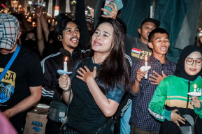 Ribuan Bonek dan Polri di Surabaya Gelar Doa Besama untuk  Korban Tragedi Kanjuruhan