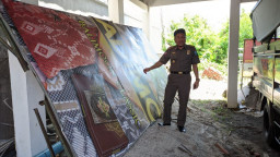 Ganggu Pendestrian, Satpol-PP Ponorogo Tertibkan Papan Reklame