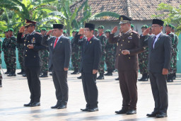 Pj. Bupati Ziarah dan Tabur Bunga di TMP Ksatria Pertiwi
