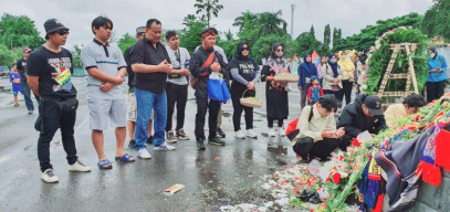 Suporter Persib Bandung Tabur Bunga di Stadion Kanjuruhan Malang