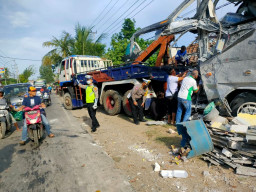 Bus Malam Tabrak 2 Rumah di Lamongan