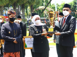 Bank Jatim Terima Piala Bergilir Gubernur