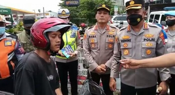 Gelar Operasi Zebra 2022, Kapolresto Bekasi Kota Bagikan Helm Ke Pengendara Motor