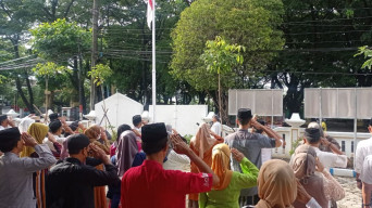 Peringati HSN, ASN Disbudparpora Ponorogo Apel Pakai Sarung