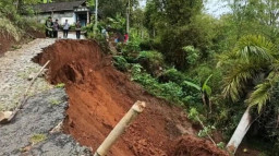 Jalan Desa Diterjang Longsor, Warga Dua RT di Ponorogo Terisolir