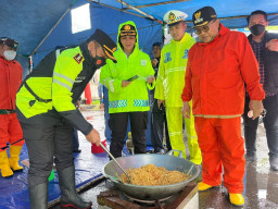Tanggap Bencana Banjir di Sutojayan Kabupaten Blitar,  Didirikan Dapur Umum