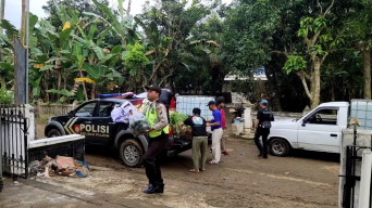 Polres Batu Kolaborasi bersama Warga Pujon Distribusikan Bansos