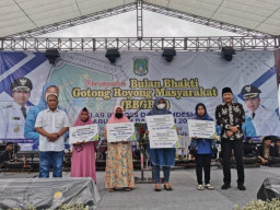 Bupati Serahkan Santunan BPJS Ketenagakerjaan pada Ahli Waris Aparatur Desa