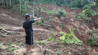 Disapu Longsor, Jalur Wisata Telaga Ngebel Ponorogo Via Delopo Putus Ratusan Meter