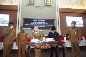 Walikota Batu bersama  Ketua DPRD Kota Batu Teken MoU KUA PPAS Tahun 2023