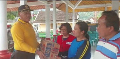 Polres Batu Berikan Bantuan Warga Terdampak Banjir Bandang di Desa Pujiharjo