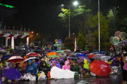 Guyuran Hujan Tidak Surutkan Antusias Masyarakat Ikuti Dzikir Akbar yang Digelar Pemkot Batu