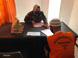 JPU Kejaksaan Negeri Batu Tahan Tersangka FRH di LP Kelas 1 Malang